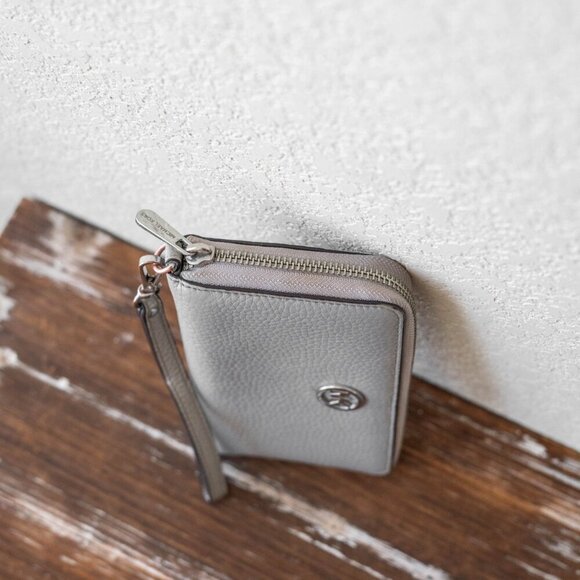 MICHAEL KORS GRAY PEBBLED LEATHER ZIP AROUND SILVER WALLET WRISTLET - Picture 6 of 12